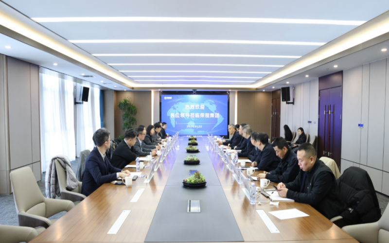 信德集團(tuán)業(yè)務(wù)發(fā)展部總監(jiān)袁偉強、榮華控股企業(yè)集團(tuán)執(zhí)行總裁郝曉嬋一行到榮程集團(tuán)參觀座談