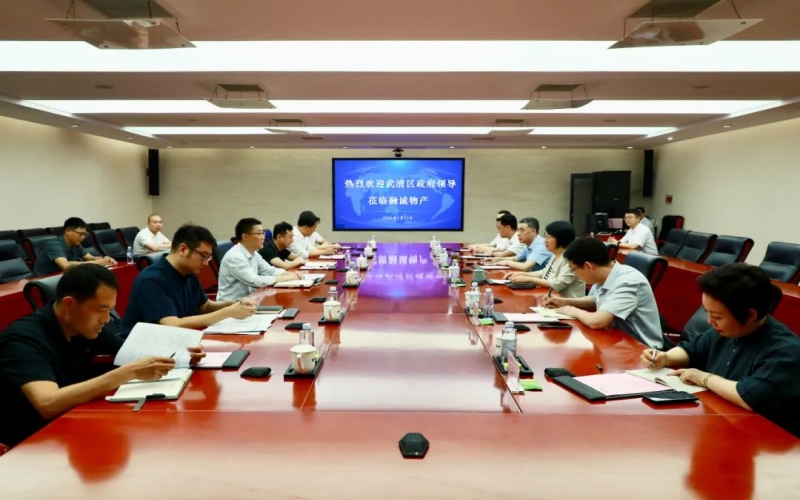 榮程集團黨委書記、融誠物產(chǎn)總經(jīng)理張穎與武清區(qū)領(lǐng)導(dǎo)開展座談交流