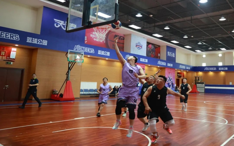 精彩對(duì)決引爆現(xiàn)場(chǎng)！榮程集團(tuán)第十四屆職工籃球賽半決賽戰(zhàn)績(jī)播報(bào)