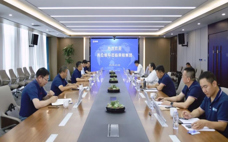 張榮華主席與北奔重型汽車集團黨委書記、董事長何清一行座談交流