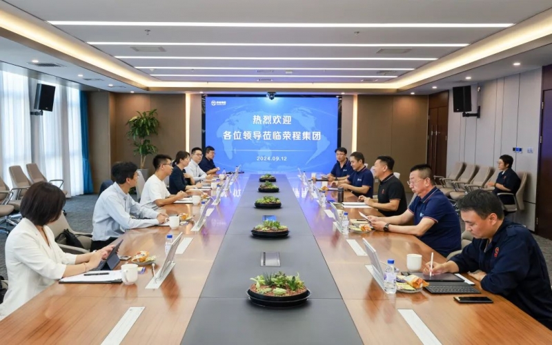 一汽解放新能源事業(yè)部黨委書記、總經(jīng)理裴國權(quán)一行到榮程集團(tuán)座談交流