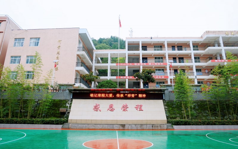 十七年深情伴成長，十五載回訪續(xù)華章 —— 榮程集團(tuán)董事會(huì)主席張榮華一行回訪略陽榮程中學(xué)